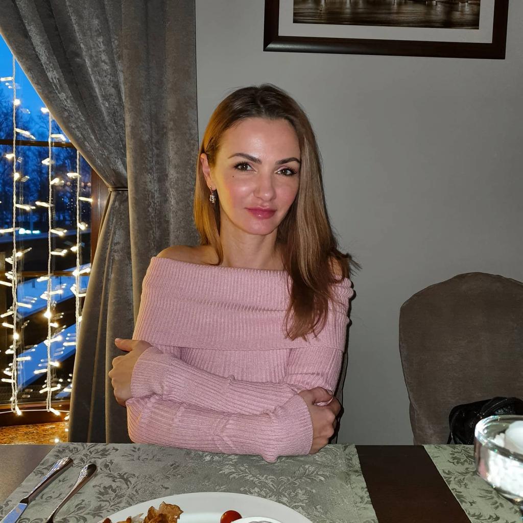 Femeie drăguță caută bărbat pentru întâlniri regulate