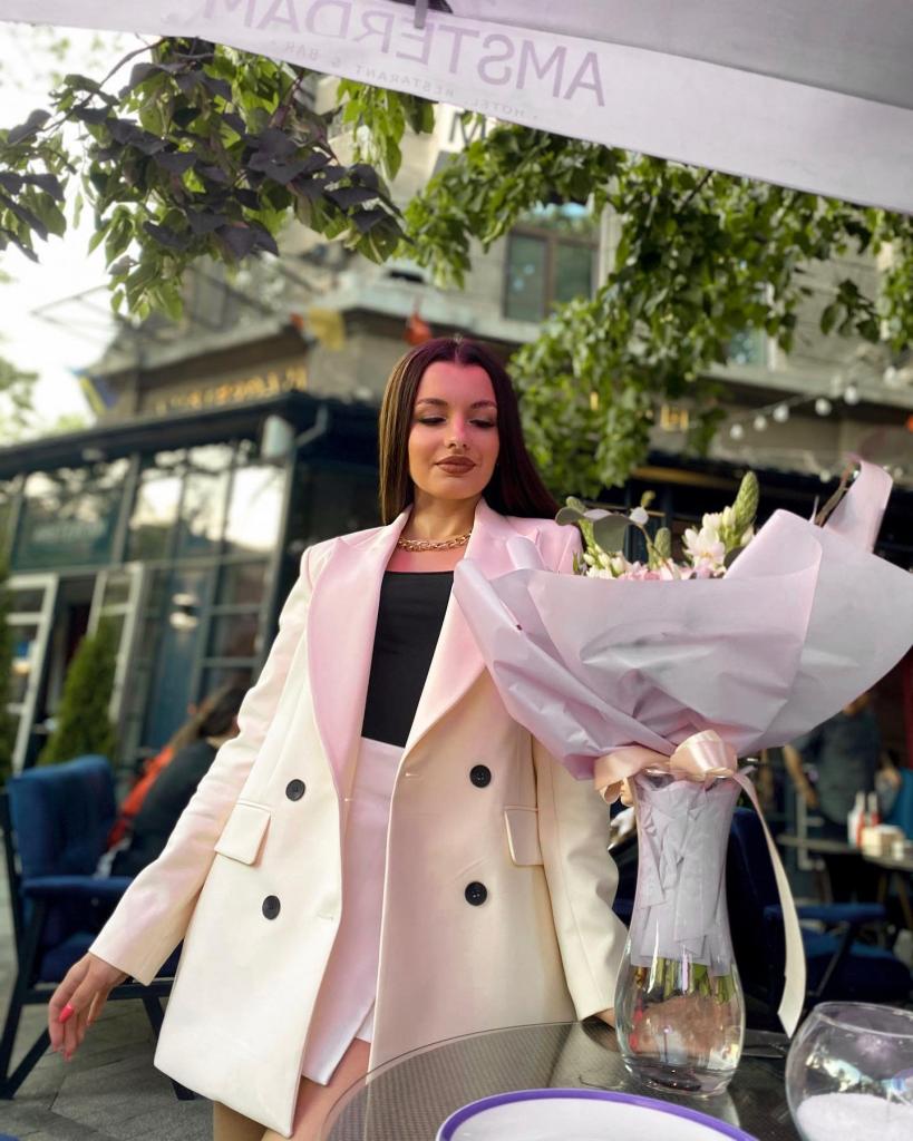 Caut un băiat dragut de cel puțin 25 de ani