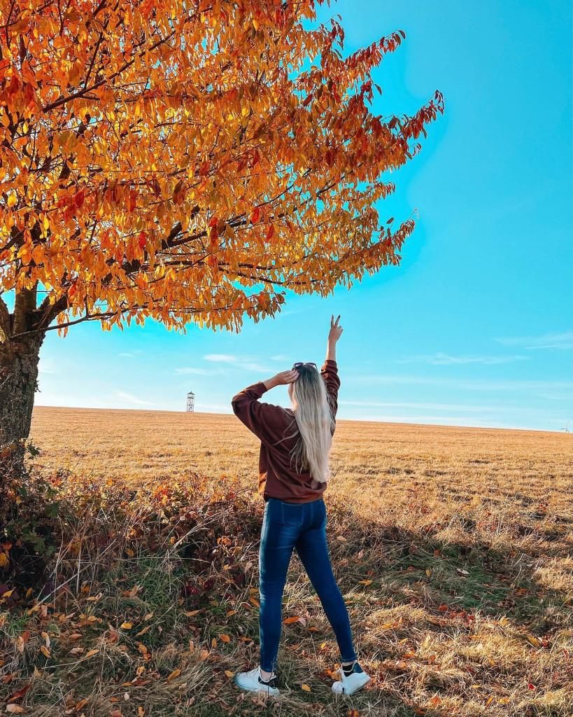 O fată drăguță caută un băiat pentru distracție