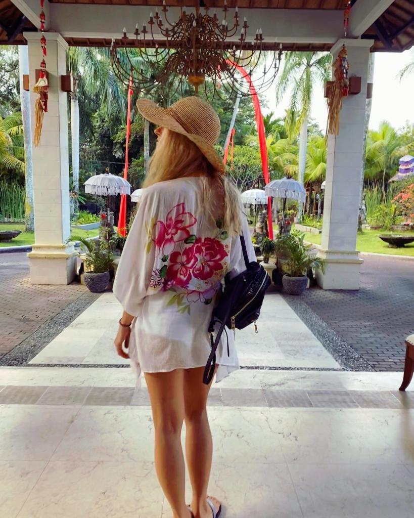 Fată tânără caută bărbat pentru relații plăcute