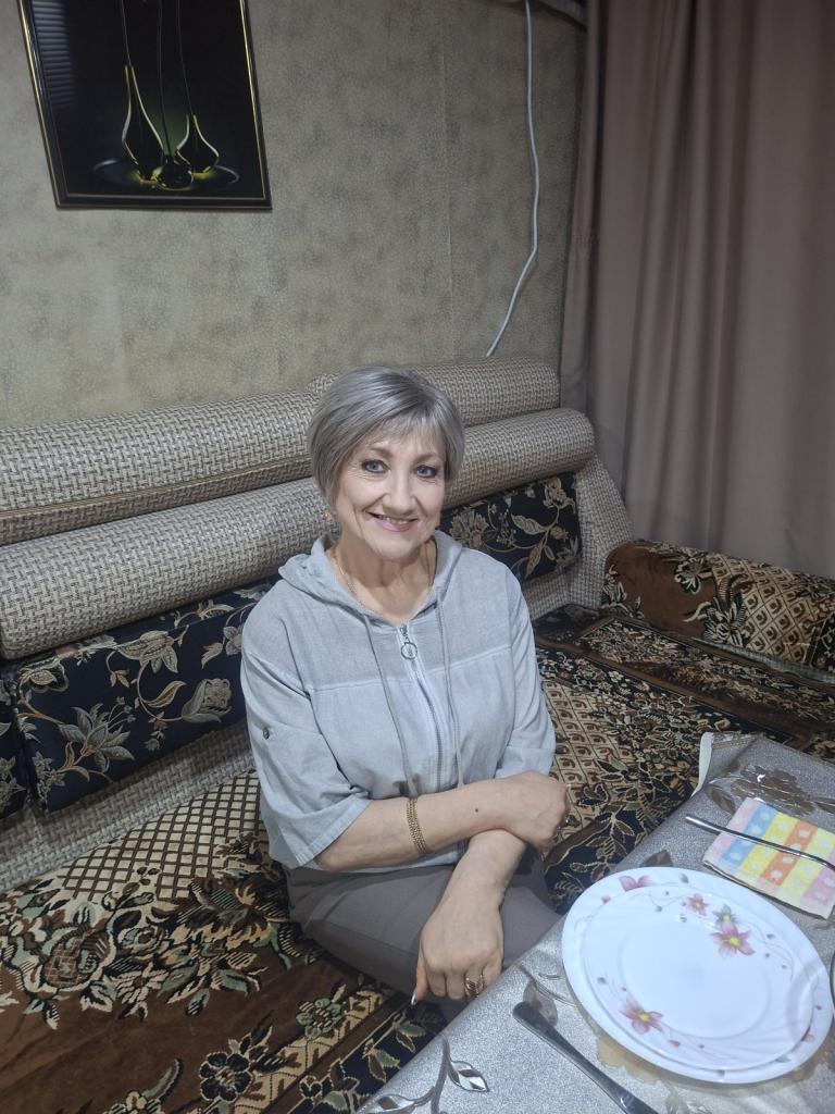 Caut o persoană cu simțul umorului, bună și atentă.