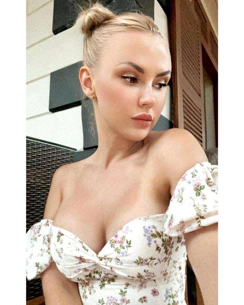 Prețuiesc inteligența, onestitatea și bunătatea, caut să iubesc, să am grijă și să fiu iubită